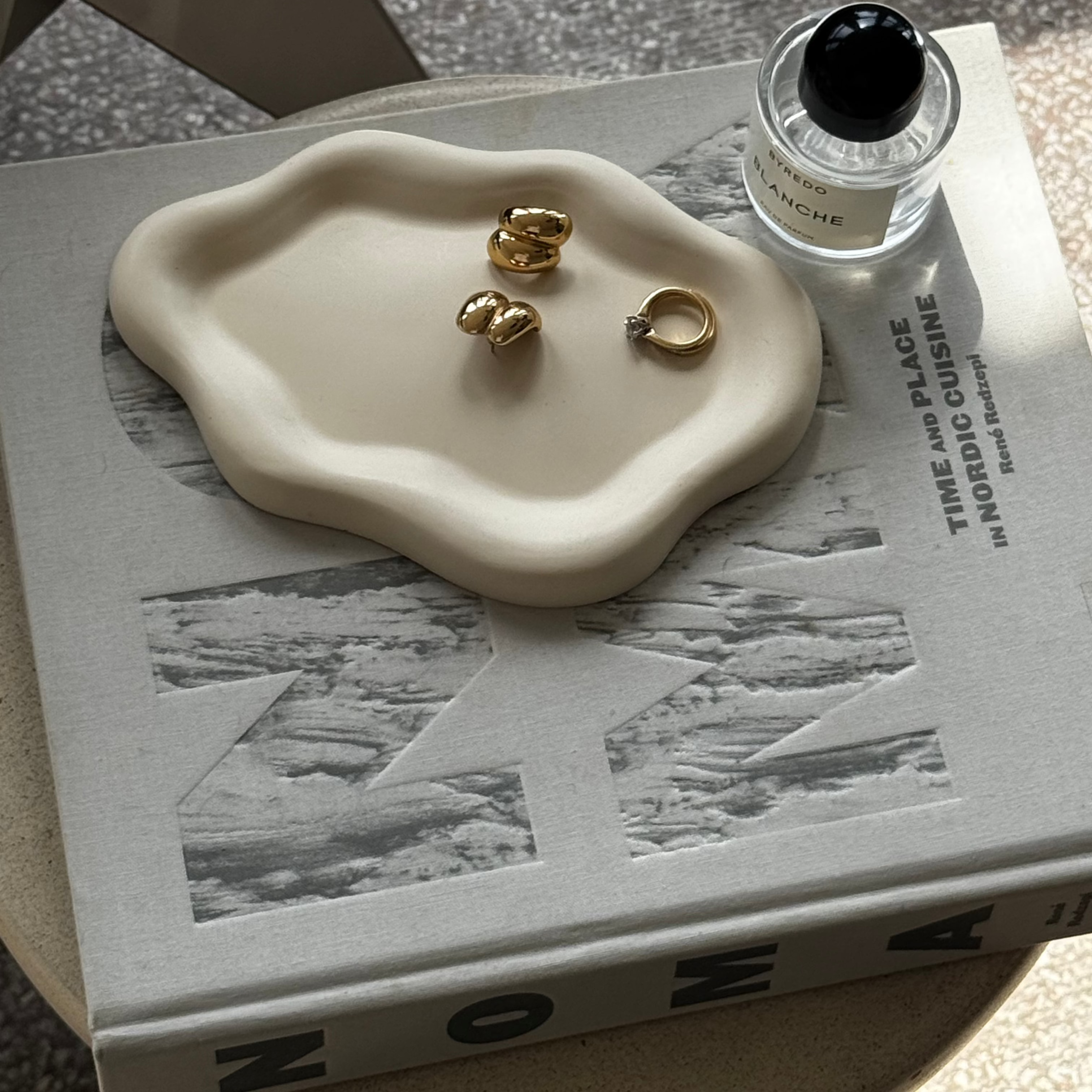 THE SIMPLE TRAY